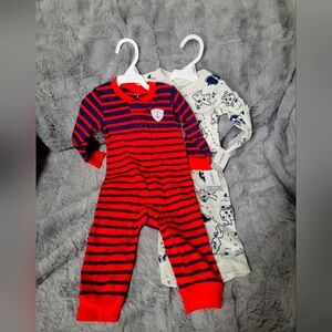 Carter's two set pjs (no feet), with zippered front in pirate theme in 9months